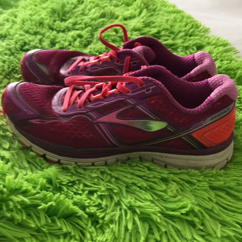 Womens Brooks Ghost sneakers lightly worn size 8 1/2